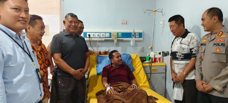 Kapolres Labuhanbatu dan Ketua Etnis Tionghoa Jenguk Ketua MUI di RSUD Rantauprapat