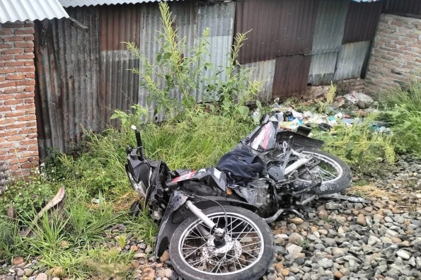 Driver Ojol Tewas Tertabrak Kereta Api di Perlintasan Jalan Rajawali