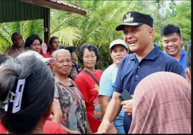 Camat Medan Tuntungan Berani Perangin-Angin Sapa Warga dan Gotong Royong Bersama Warga Masyarakat Simalingkar B