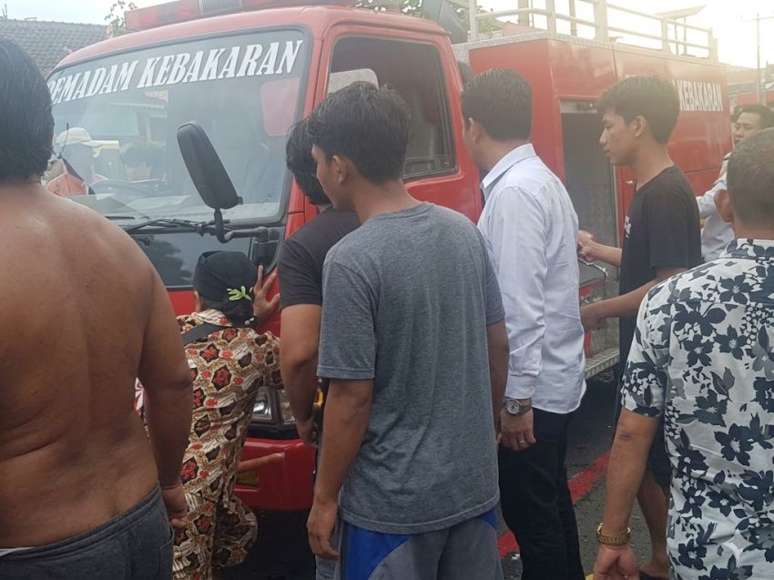 Kecewa Alat tak Berfungsi, Massa Amuk Armada Pemadam Kebakaran di Rantauprapat