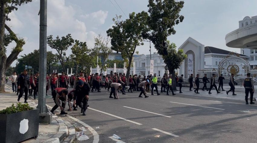 Usai Amankan Demo TPL, Personil Polrestabes Medan Gercep Punguti Sampah di Kantor Gubernur