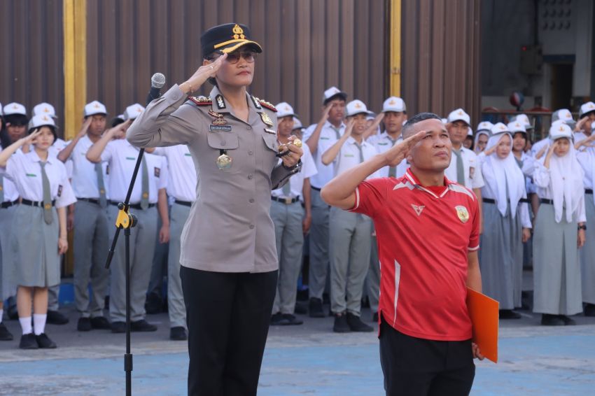 Kapolres Pematang Siantar AKBP Sah Udur T.M. Sitinjak Pembina Upacara Bendera di SMA Sultan Agung