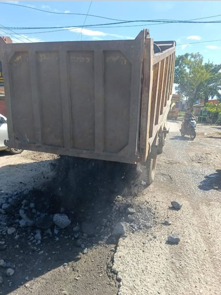 Pemerintah Diduga Tutup Mata, Putra Terbaik Daerah Gandeng PTPN IV Ajamu Benahi Jalan Rusak Parah