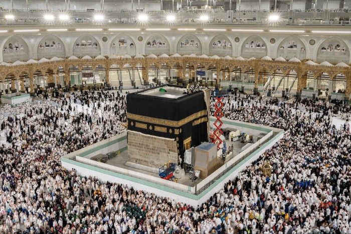 Pemandangan Langka, Bangunan Ka'bah Terlihat Sebagian Tanpa Kiswah
