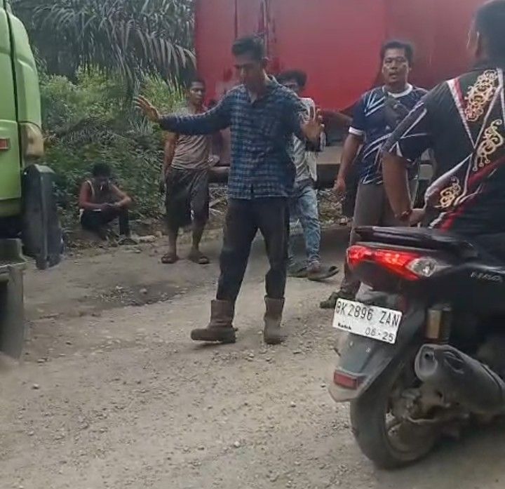 Kesabaran Habis! Truk PMKS PT. Paluta Inti Sawit Bikin Rusak Jalan dan Rumah Retak2, Masyarakat Batang Pane Tuntut Perusahaan Bertanggungjawab