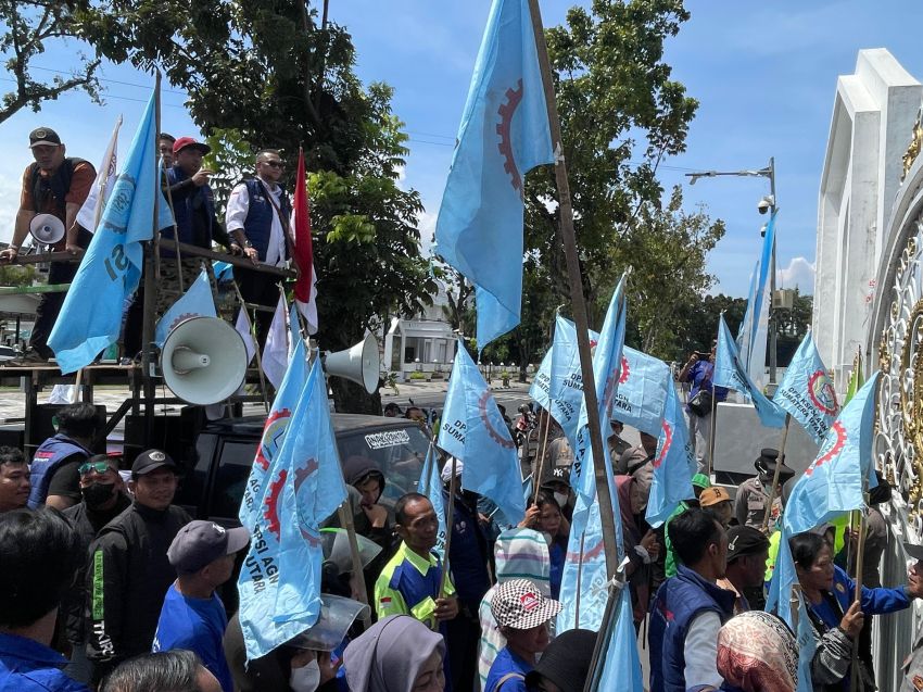 Geruduk Kantor Gubernur, KSPSI AGN Sumut Teriak: Nyawa Pekerja Islamic Center Cuma Dihargai 500 Ribu!