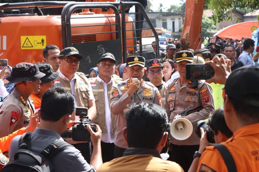 Duka Dari Sembahe, Lima Tewas Terkena Longsor, Kapolrestabes Medan Prioritaskan Evakuasi Berikut Foto-fotonya