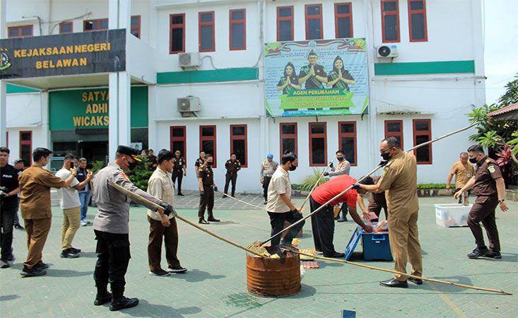 Kejari Belawan Musnahkan Barang Bukti 216 Perkara