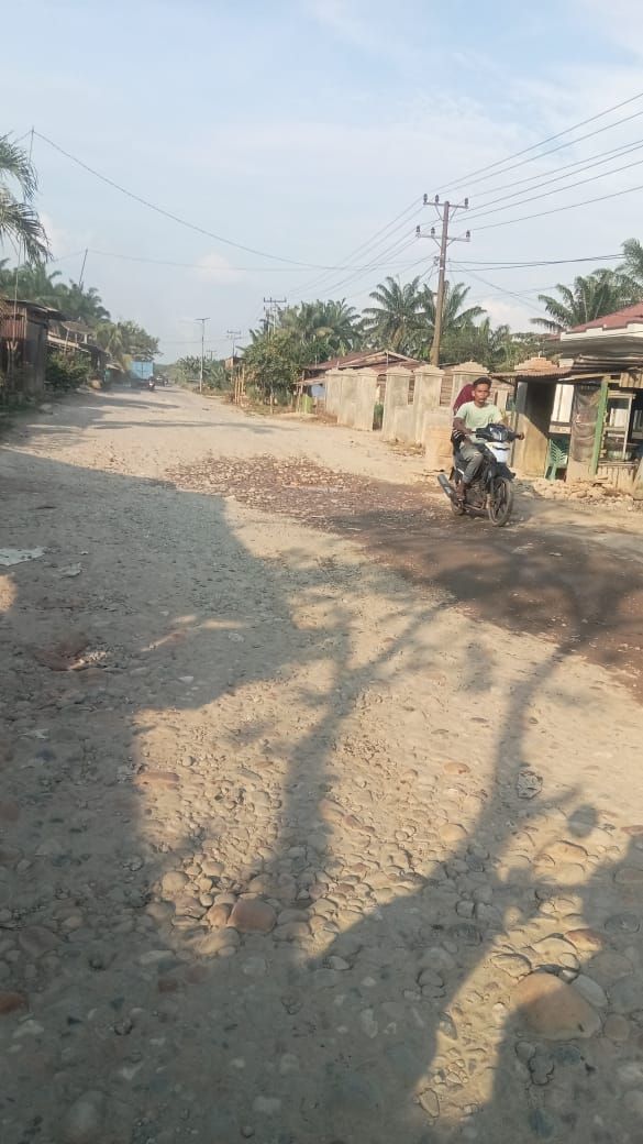 Parah..!? Puluhan Tahun Jalan Aek Nabara &ndash; Negeri Lama - Tanjung Sarang Elang Tak Digubris