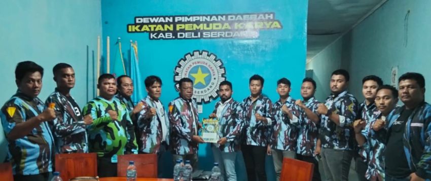 Parmonangan Gultom SE Serahkan SK Definitif Kepada Pengurus PAC IPK Lubuk Pakam Periode 2026&ndash;2031