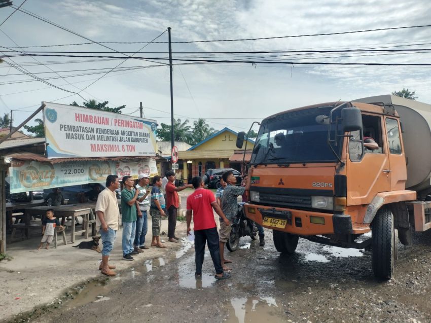Warga Labuhanbatu Blokade Jalan, Tuntut Perusahaan PT HSJ Patuhi Aturan Tonase!