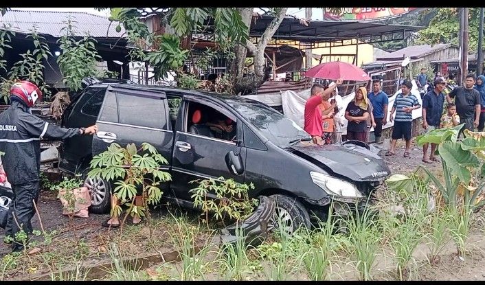 Kijang Innova Ringsek Ditabrak Kereta Api di Perlintasan Tanpa Palang