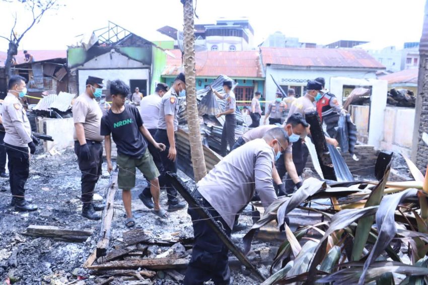 Menyeka Duka di Bakti Lama, Saat Ketulusan Personel Polres Labuhanbatu Hadir di Tengah Sisa Api