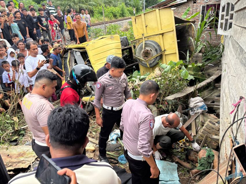 KA Putri Deli Tabrak Truk Pasir di Perlintasan Tanpa Palang, Sopir Terjepit