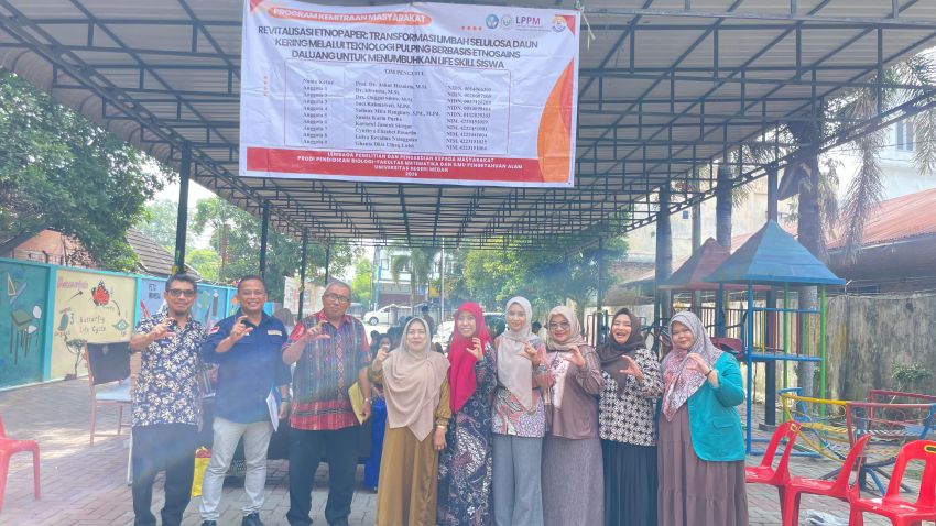 UNIMED Latih Siswa dan Guru di Binjai Olah Daun Kering jadi Kertas