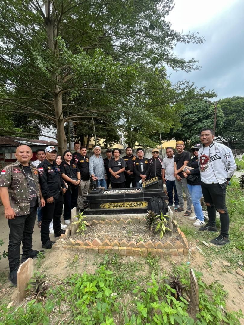 Peringati HUT Ke-2 Program Makan Siang Gratis, Jajaran GRIB Jaya Medan Ziarahi Makam Almarhum Raja Nampat Ginting