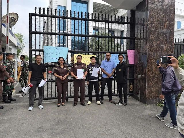 Massa Alam Aksi Sampaikan Temuan BPK Terhadap Penggunaan Anggaran PT PSU Saat  Aksi di Depan Kejati Sumut