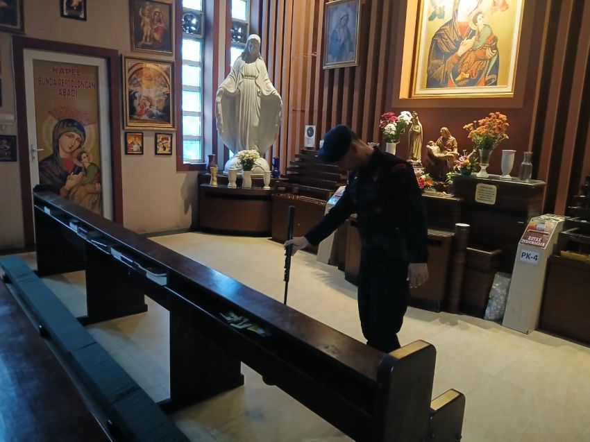 Jelang Perayaan Kenaikan Yesus Kristus, Tim Jibom Gegana Brimob Sumut Lakukan Sterilisasi Sejumlah Gereja di Medan