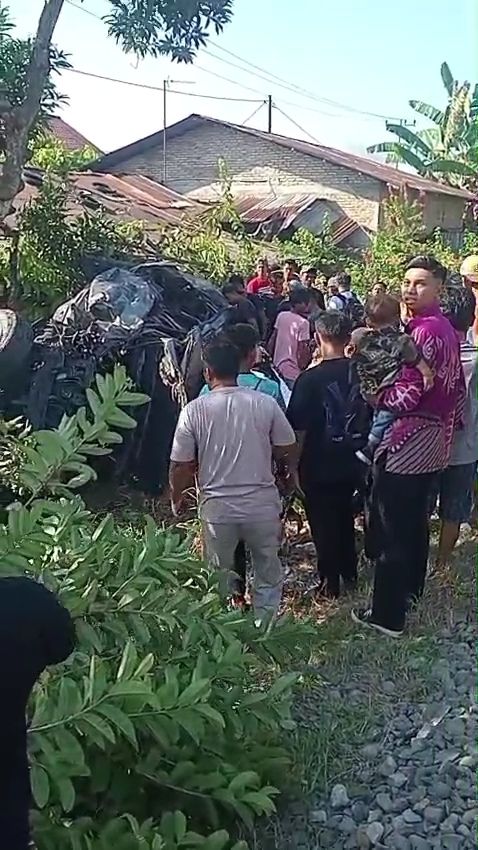 Pajero Ditabrak Kereta Api di Tebing Tinggi, Pengusaha Hotel Tewas di TKP