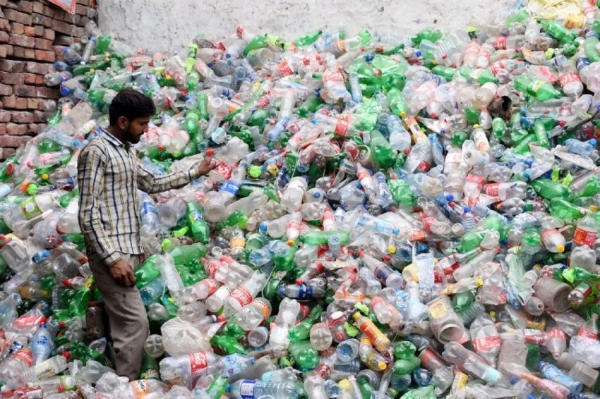 Daur Ulang Sampah Plastik di Pakistan Jadi Pipa Bernilai Ekonomi