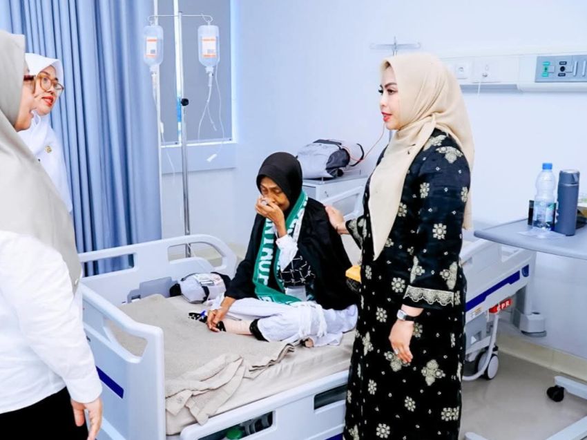 Jenguk Jamaah di RS, Bupati Maya: Jangan Ada yang Merasa Berjuang Sendirian