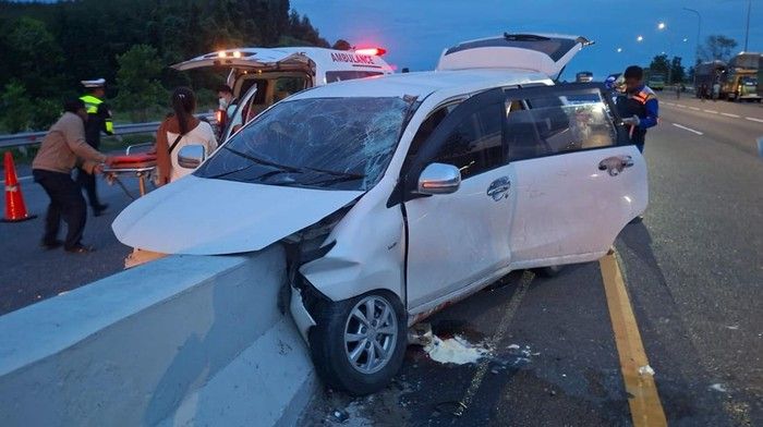 Kejar Waktu ke Bandara, Avanza Hantam Pembatas Tol Permai, 2 Warga Labuhanbatu Tewas 7 Luka
