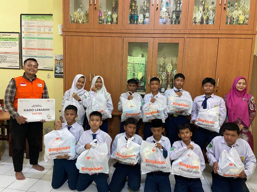 Rumah Zakat  Salurkan Kado Lebaran Yatim untuk 15 Siswa SMP Al Washliyah 8 Medan