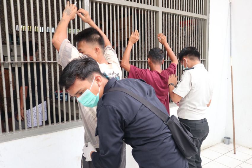 Lapas Kelas IIB Muara Bungo Gelar Penggeledahan Blok Hunian dan Tes Urine Warga Binaan