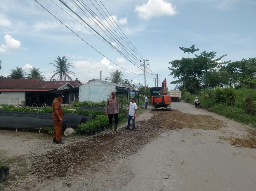 Polsek Secanggang Turun Bersama Forkopimcam Timbun Jalan Rusak