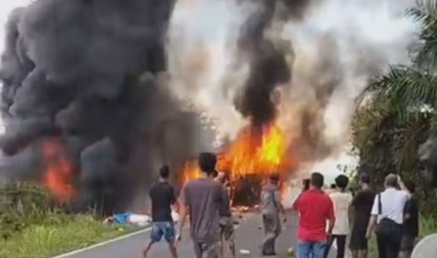 Terbakar...Bus ALS Semarang-Medan Tabrakan dengan Truk Tangki BBM di Sumsel, 16 Orang Tewas