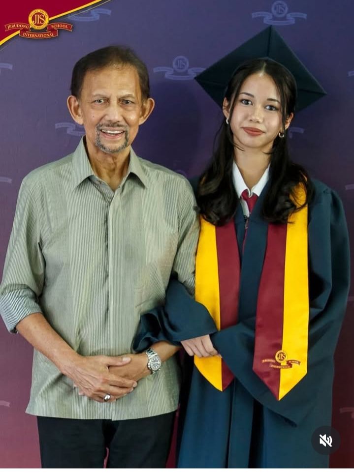 Viral! Sultan Brunei Hassanal Bolkiah Tampil Sederhana di Wisuda SMA Anak Gadisnya