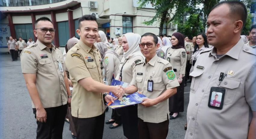 Tingkatkan Kedisiplinan Dan Pelayanan ,Kepala Bapenda Medan Pimpin Apel Gabungan dan Beri Penghargaan