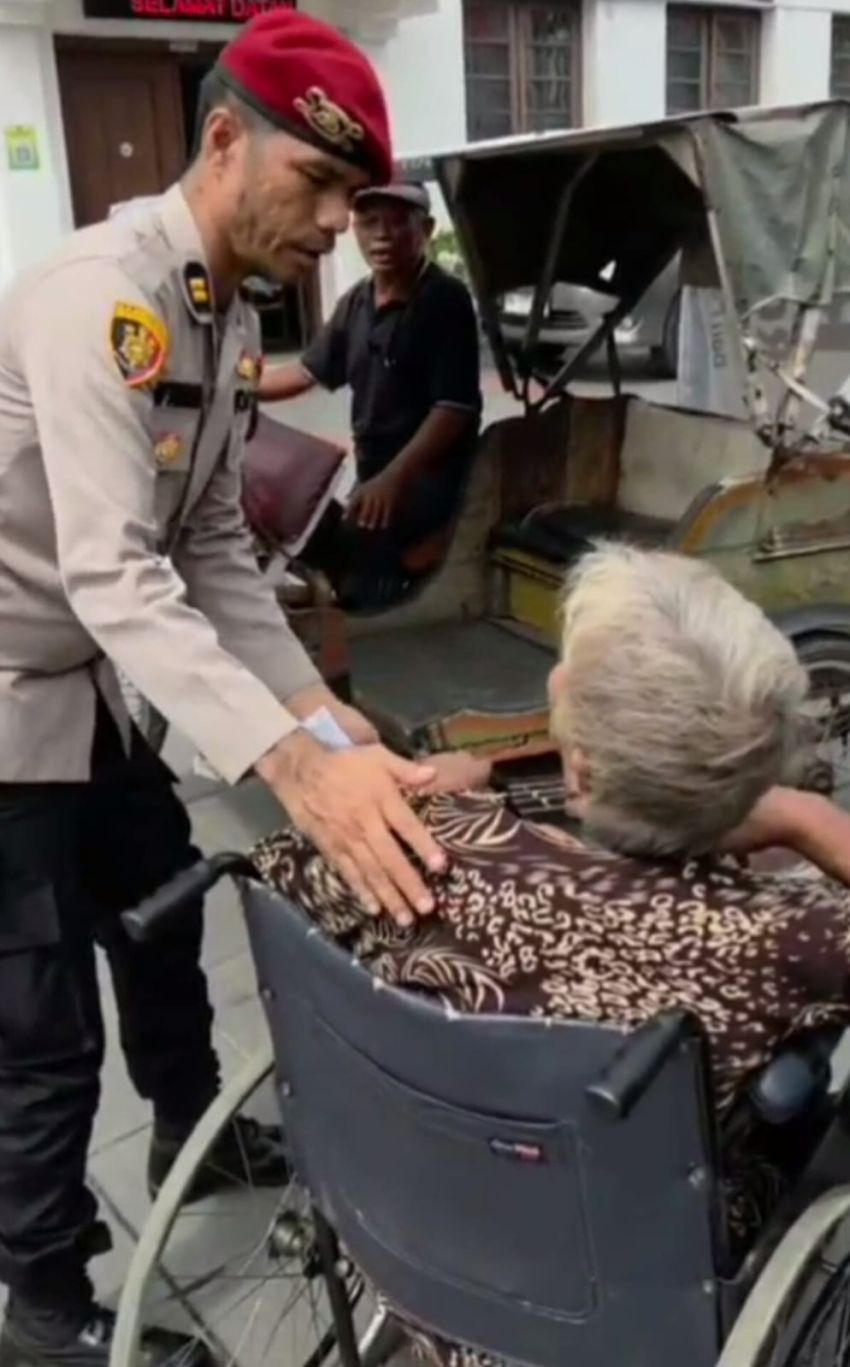 Vidio Viral : Aksi Polisi di Medan Bantu Ibu Lansia yang tak Dapat Berjalan Pulang ke  Rumah, Diongkosi lagi