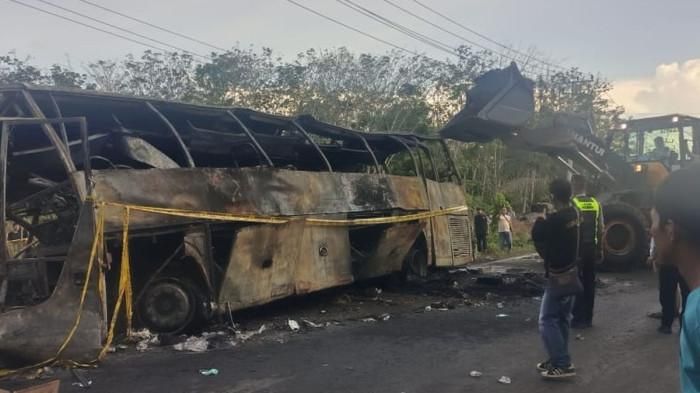 Bus ALS Oleng Masuk Lubang, Pindah Jalur Lalu Tabrakan dan Terbakar