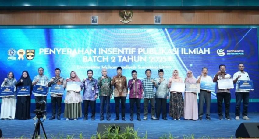 Rektor UMSU Serahkan Insentif Publikasi Dosen Sebesar Rp2,8 M