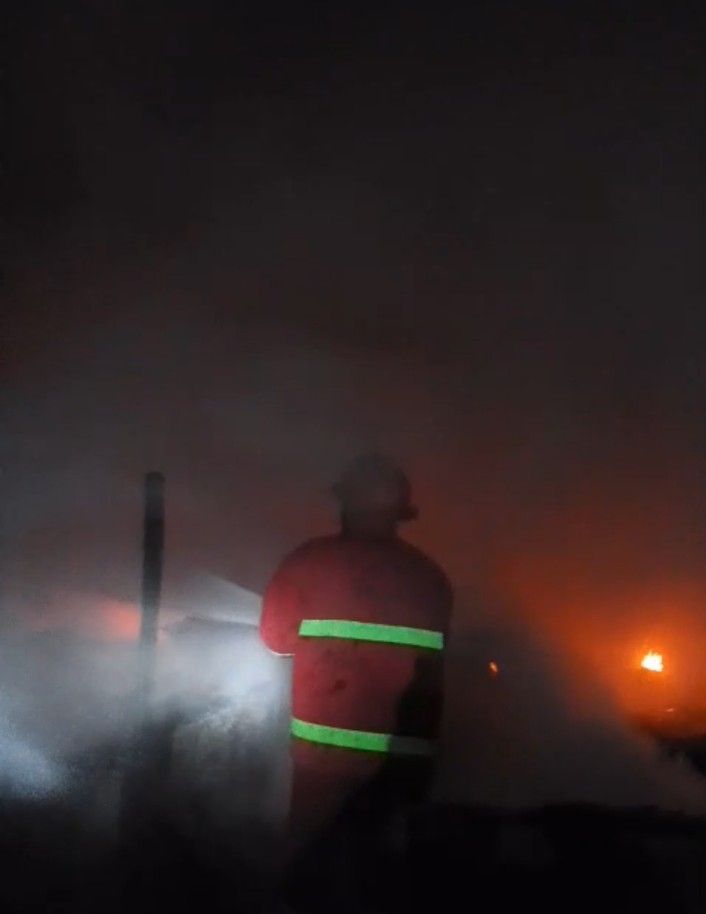 Powerbank Meledak Saat Dicas, Rumah Semi Permanen Ludes Terbakar, 1 Orang Terluka