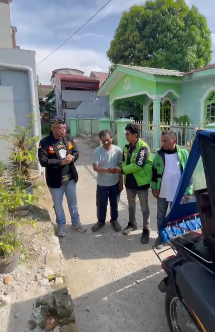 Becak Rusak di Tengah Jalan, Herman Haru Dapat Bantuan dari GRIB Jaya Medan dan Gojek Medan Peduli