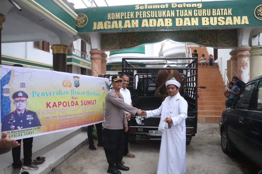 Kapolda Sumut Serahkan Sapi Kurban 600 Kg ke Persulukan Serambi Babussalam Simalungun