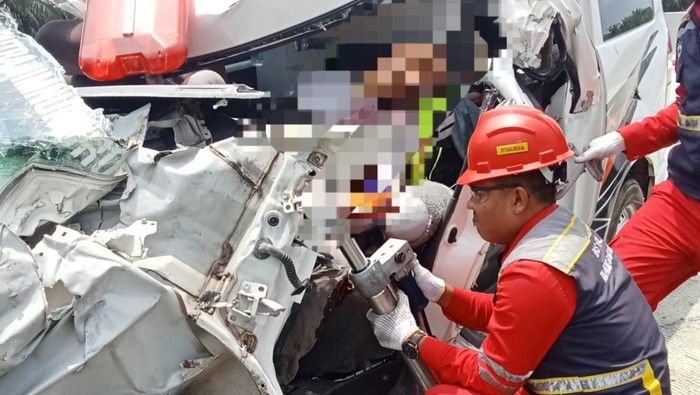Ambulans Tabrak Truk di Tol Tebing Tinggi-Indrapura, 2 Pengantar Jenazah Tewas