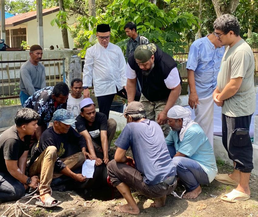 Ketua dan Fraksi Golkar Deli Serdang Bagikan Ratusan Paket Kurban