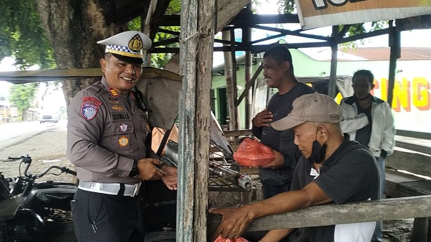 Satlantas Polres Sergai Bagikan 50 Nasi Kotak di Hari Jumat Barokah Kepada Warga dan Pengguna Jalan