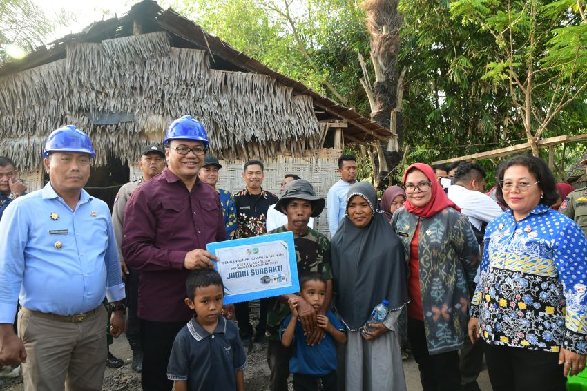 Bupati Tinjau TPI Paluh Manan dan  Serahkan Bantuan RTLH
