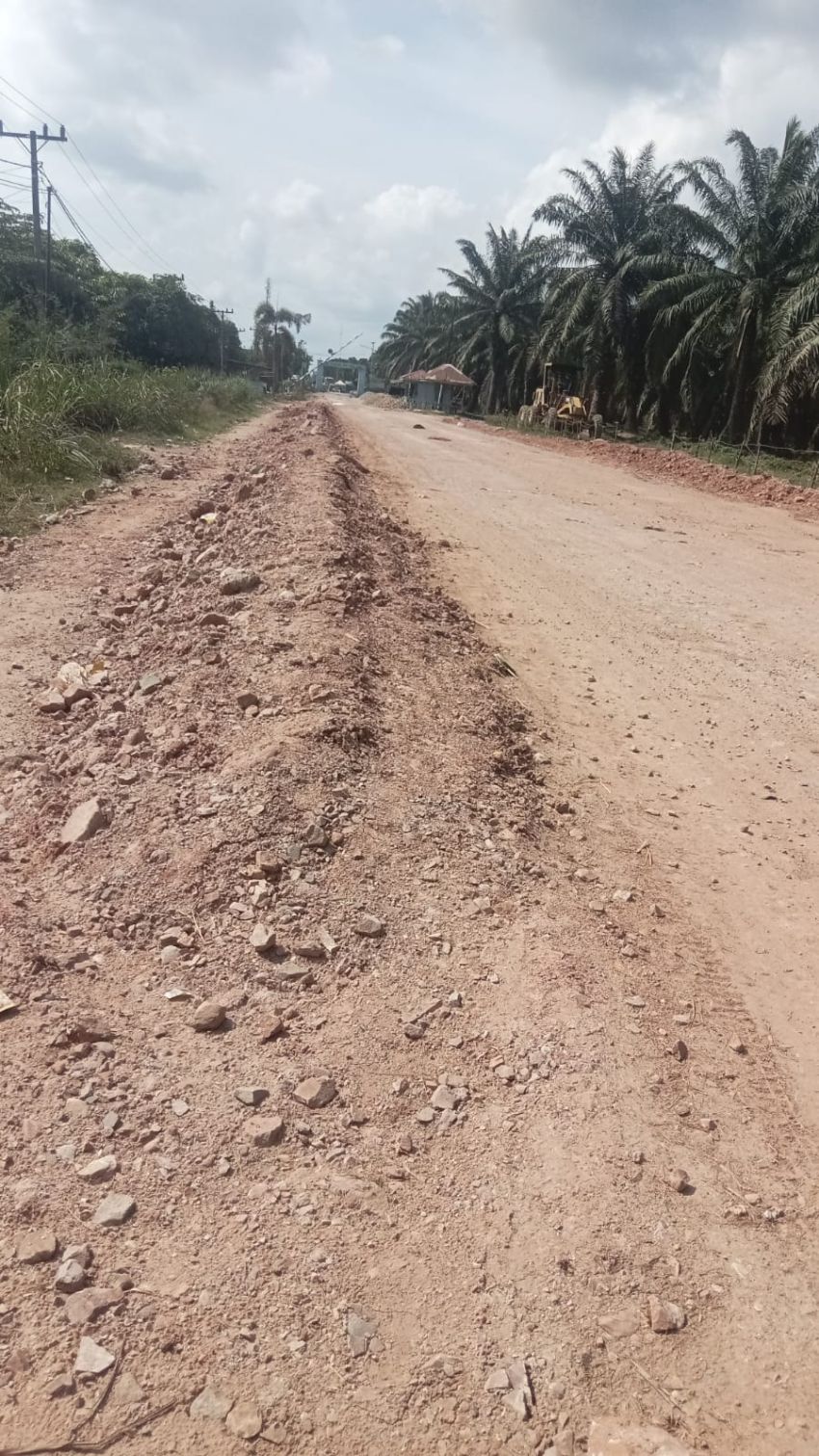 Diduga Langgar Juknis dan Tak Sesuai Kontrak, Proyek Rabat Beton 200 Meter CV NAS di PTPN IV Ajamu Mangkrak
