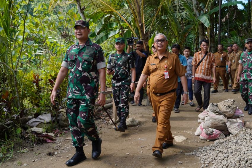 Pangdam I/BB Tinjau Pembangunan Jembatan Perintis Sungai Hou di Nias