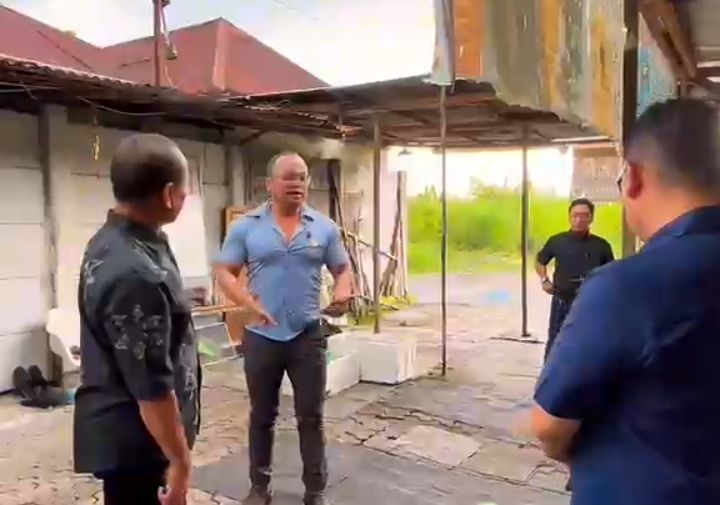 Ada Rumah Warga Terkurung Tembok Perusahaan, Penghuni Rumah Enggan Bertemu