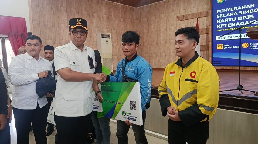 Lindungi Ojol dari Risiko Jalanan, Rico Waas Serahkan Kartu BPJS Ketenagakerjaan untuk Ribuan Driver di Medan