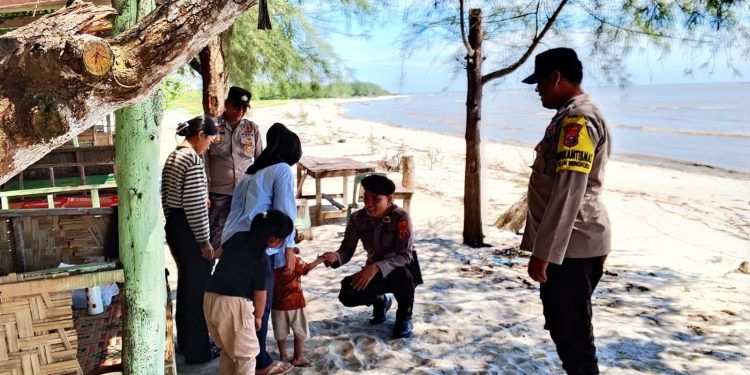 Patroli Humanis Polri Hadirkan Rasa Aman di Objek Wisata Pantai Teluk Mengkudu