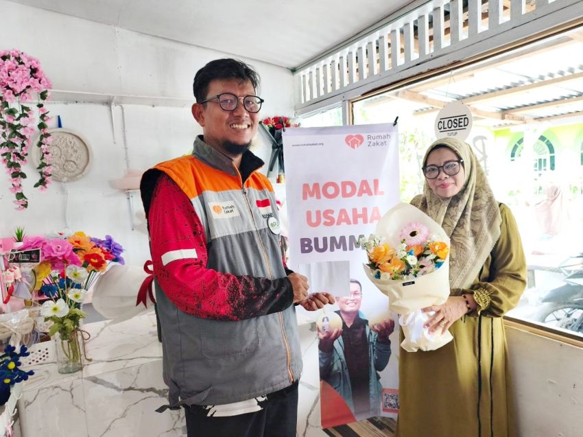 Rumah Zakat Salurkan Bantuan Modal Usaha Buket Bunga Khas Melayu di Desa Suka Maju
