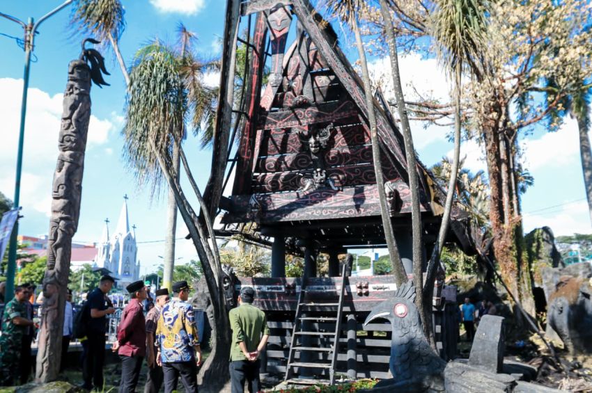 Tinjau Rumah Adat Sisingamangaraja Yang Terbakar, Rico Waas Pastikan Segera Dilakukan Perbaikan