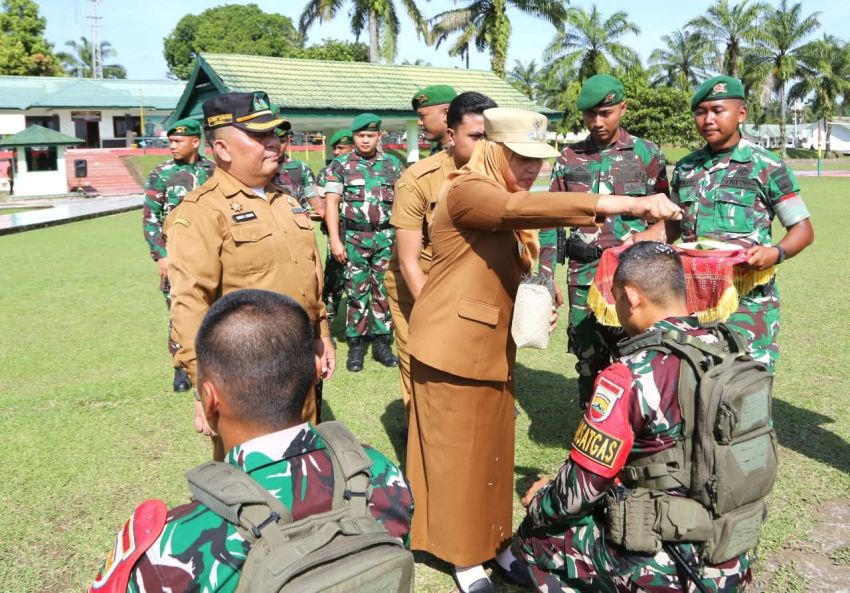 Herlina, Wakil Wali Kota Pematangsiantar dan Danyonif 122/TS Lepas Satgas Pamtas Statis RI-Papua Nugini